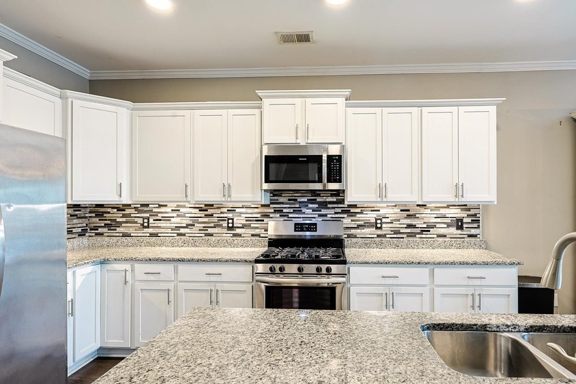 Welcome to this beautifully maintained 4 bedroom, 3.5 bath - photo 6