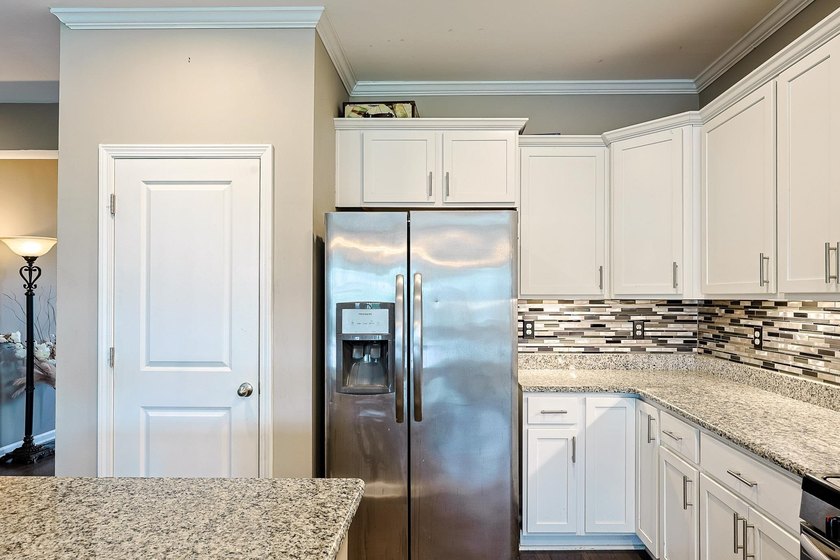 Welcome to this beautifully maintained 4 bedroom, 3.5 bath - photo 7
