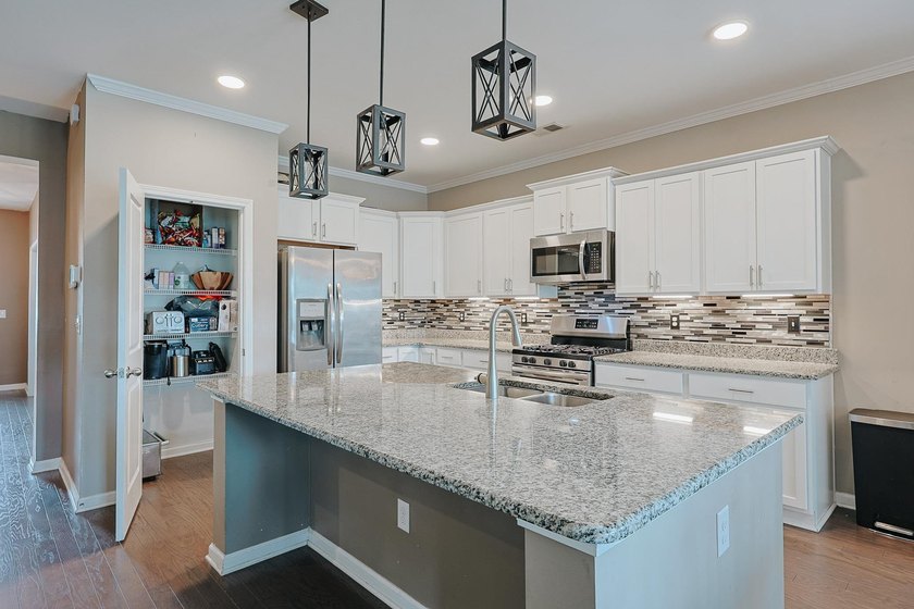Welcome to this beautifully maintained 4 bedroom, 3.5 bath - photo 8
