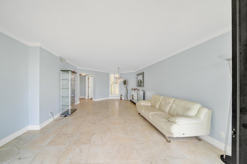 Wonderfully renovated 2 bedrooms, 2 bath condo unit in great - photo 15