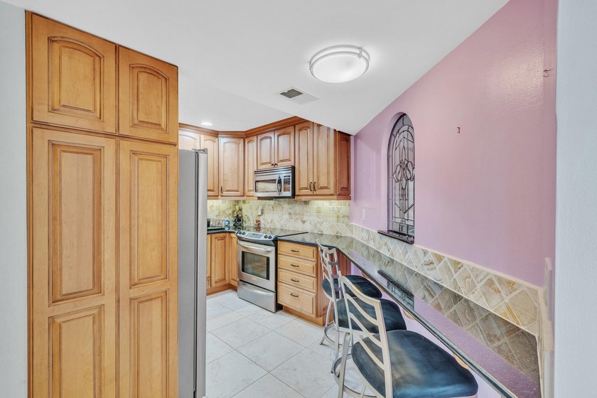 Wonderfully renovated 2 bedrooms, 2 bath condo unit in great - photo 19