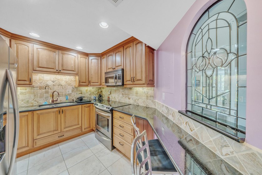 Wonderfully renovated 2 bedrooms, 2 bath condo unit in great - photo 20