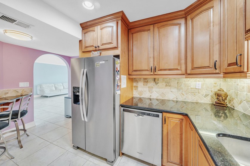 Wonderfully renovated 2 bedrooms, 2 bath condo unit in great - photo 22