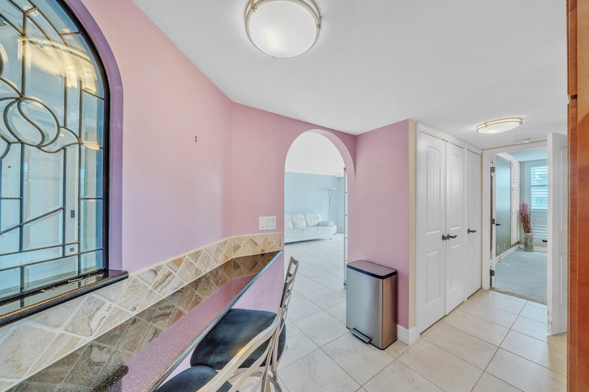 Wonderfully renovated 2 bedrooms, 2 bath condo unit in great - photo 23