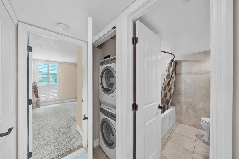 Wonderfully renovated 2 bedrooms, 2 bath condo unit in great - photo 24