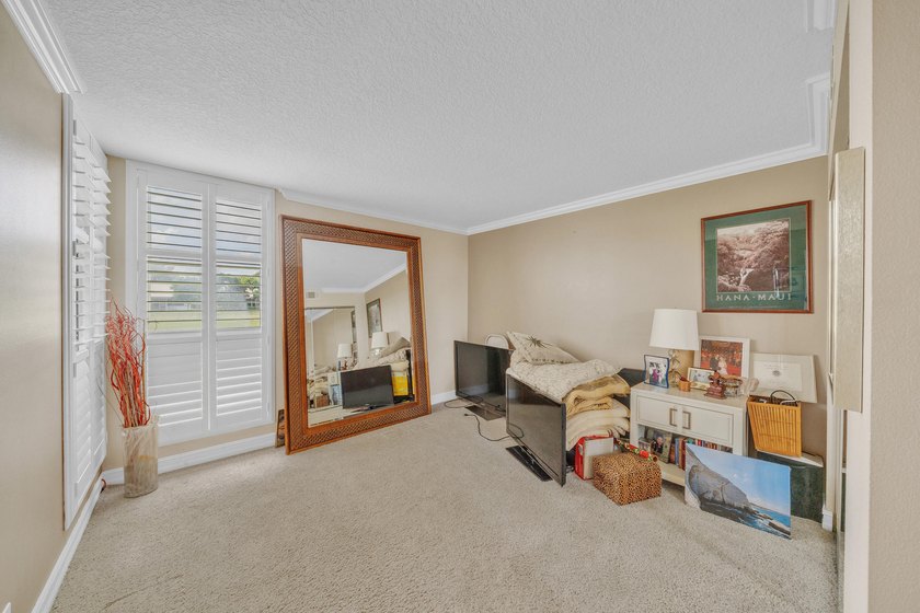 Wonderfully renovated 2 bedrooms, 2 bath condo unit in great - photo 25