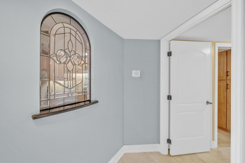 Wonderfully renovated 2 bedrooms, 2 bath condo unit in great - photo 33