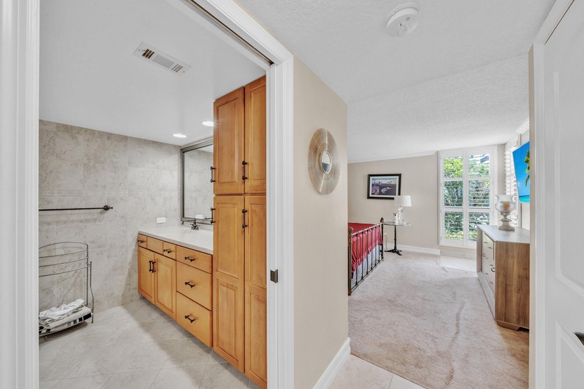 Wonderfully renovated 2 bedrooms, 2 bath condo unit in great - photo 34