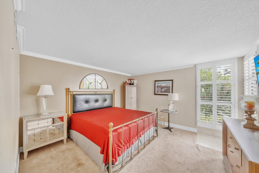 Wonderfully renovated 2 bedrooms, 2 bath condo unit in great - photo 35