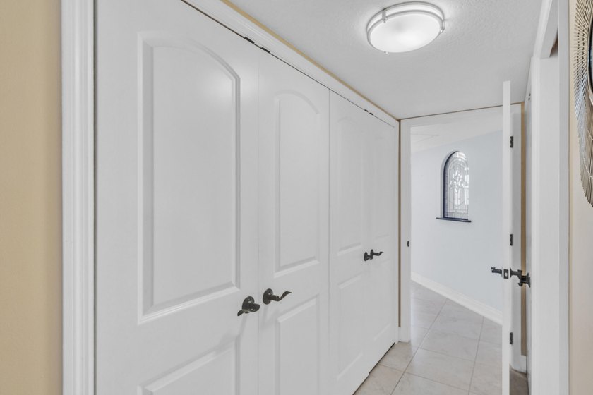 Wonderfully renovated 2 bedrooms, 2 bath condo unit in great - photo 39