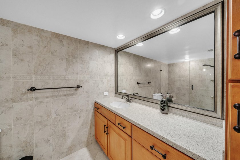 Wonderfully renovated 2 bedrooms, 2 bath condo unit in great - photo 41