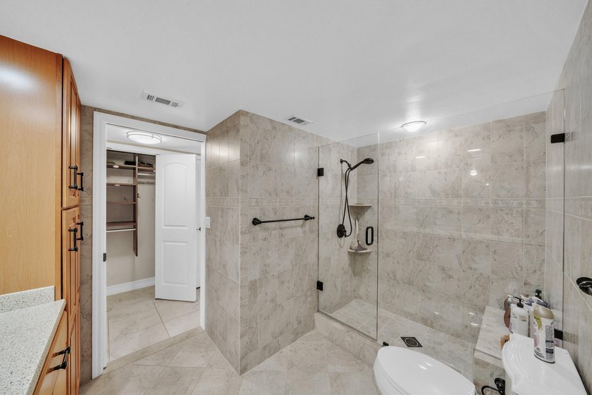 Wonderfully renovated 2 bedrooms, 2 bath condo unit in great - photo 42