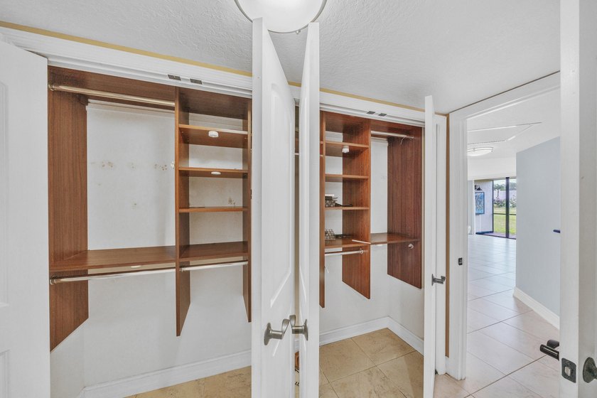 Wonderfully renovated 2 bedrooms, 2 bath condo unit in great - photo 43
