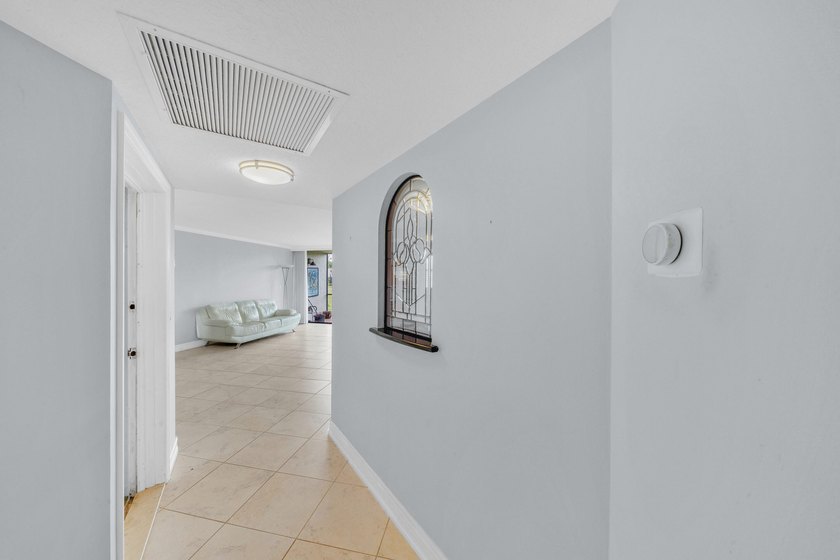 Wonderfully renovated 2 bedrooms, 2 bath condo unit in great - photo 44