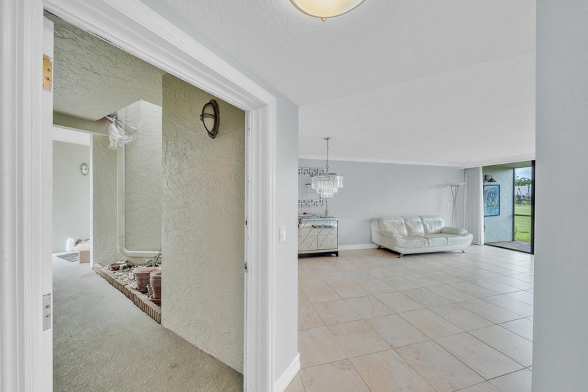 Wonderfully renovated 2 bedrooms, 2 bath condo unit in great - photo 45
