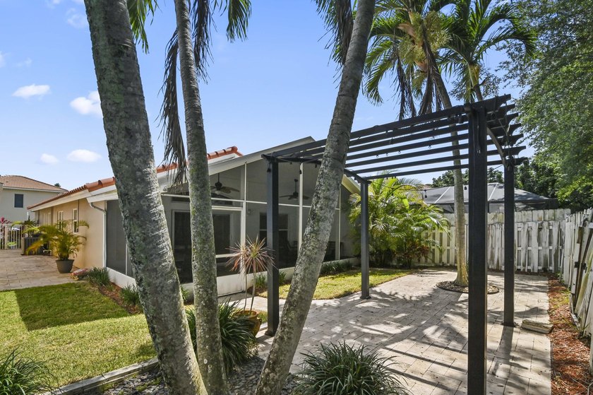 Owner currently in process of replacing fence! Welcome to this - photo 20