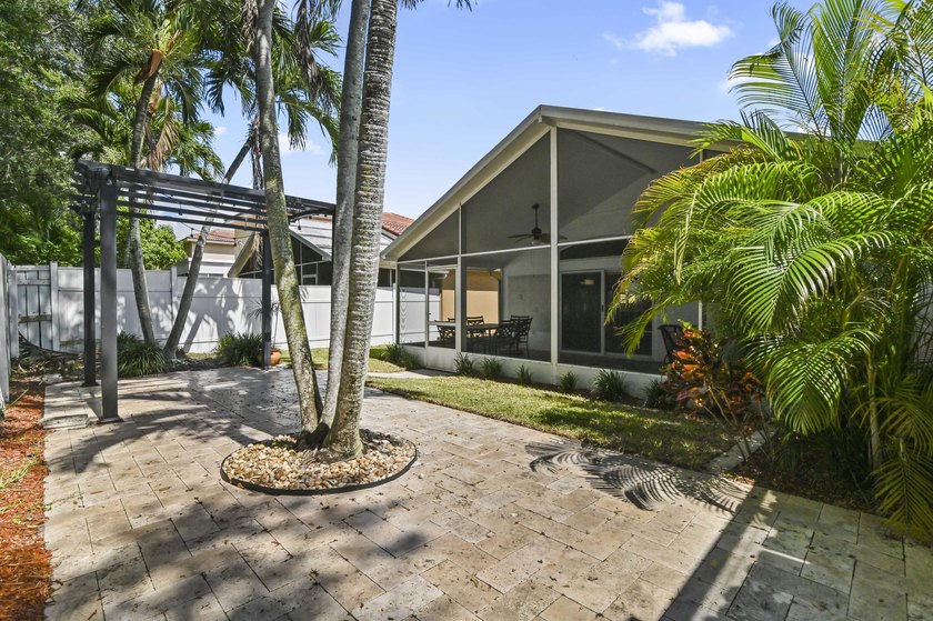 Owner currently in process of replacing fence! Welcome to this - photo 21
