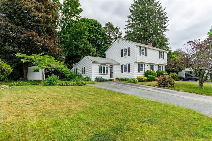 Opportunity awaits in this classic 3-bedroom, 1.1-bath Colonial - photo 3