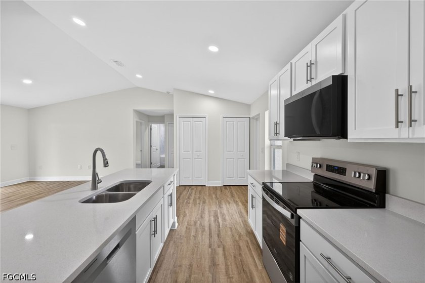 BUILDER PAID CLOSING COST CREDIT AVAILABLE! STOP RENTING - OWN - photo 3