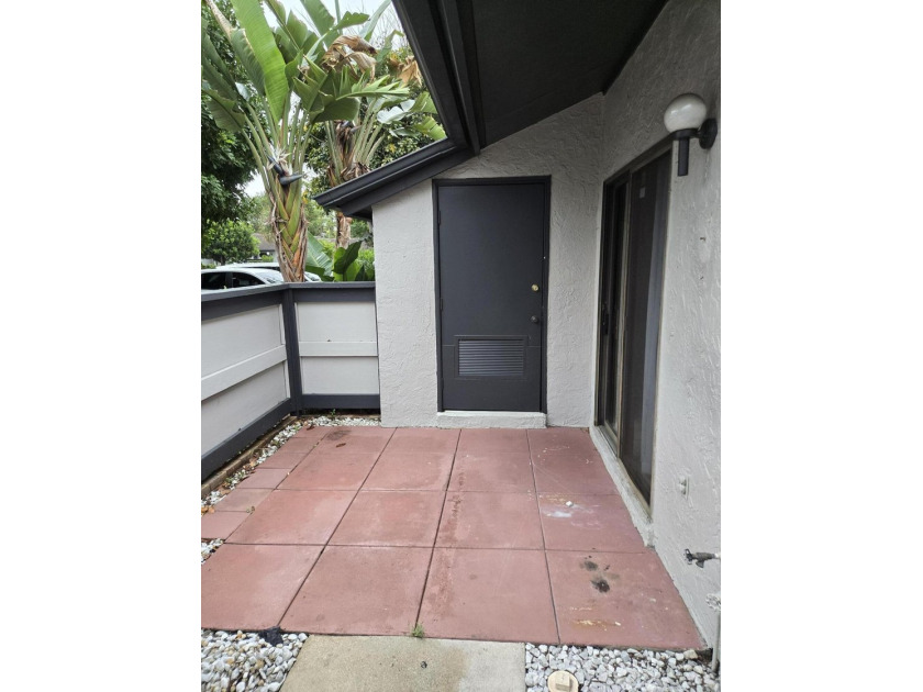 Corner unit 2 Bedroom, 2 Bathroom unit. Large bedrooms. 55+ - photo 3