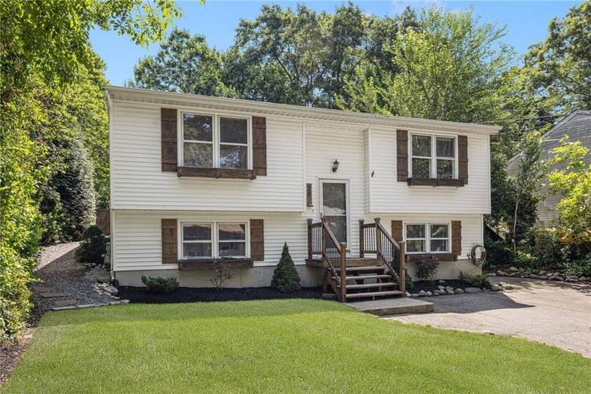 Expandable 2/3 Bedroom Raised Ranch home in Pettaquamscutt Lake - photo 2