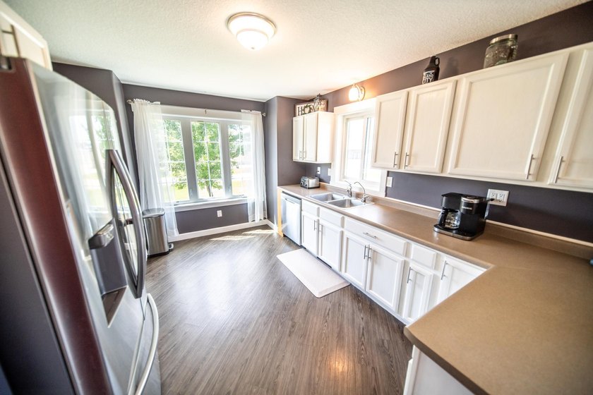 Welcome home to this beautifully maintained 3-bedroom, 2-bath - photo 12