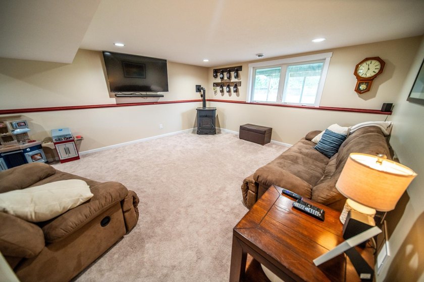 Welcome home to this beautifully maintained 3-bedroom, 2-bath - photo 22