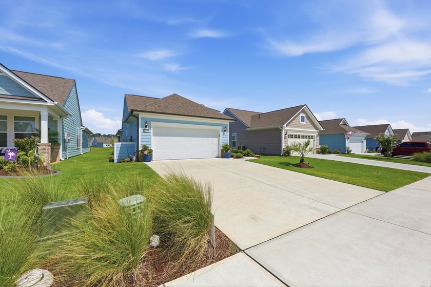 Stunning Pond-View Home in Del Webb Welcome to this beautiful - photo 6