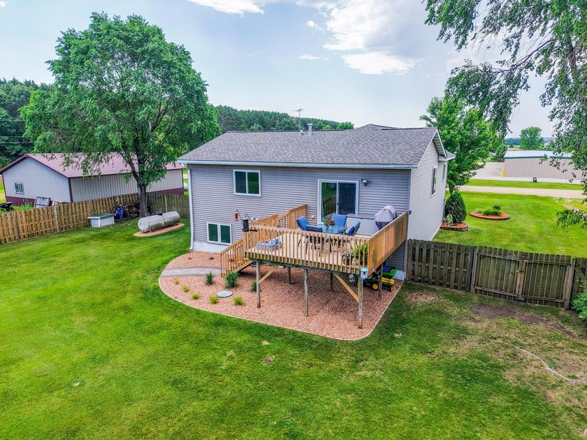 Welcome home to this beautifully maintained 3-bedroom, 2-bath - photo 31