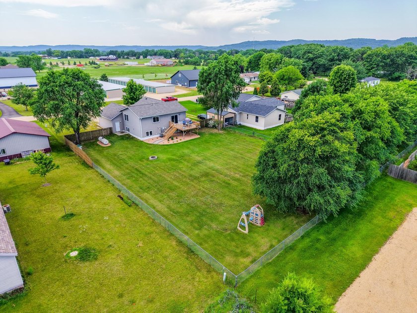 Welcome home to this beautifully maintained 3-bedroom, 2-bath - photo 32