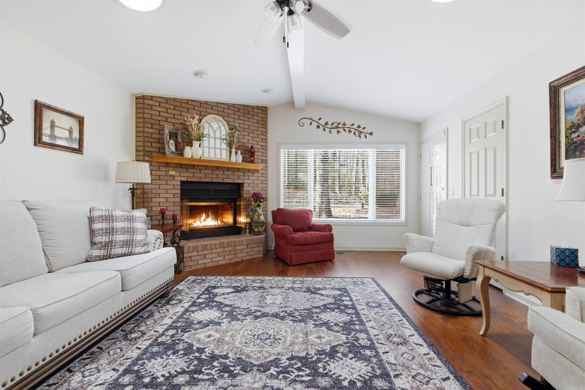Tucked just moments from Lake Balboa, this beautifully updated - photo 5