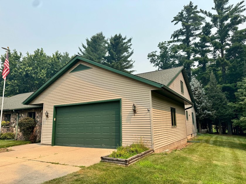 Welcome to your Northwoods retreat, perfectly positioned in the - photo 3