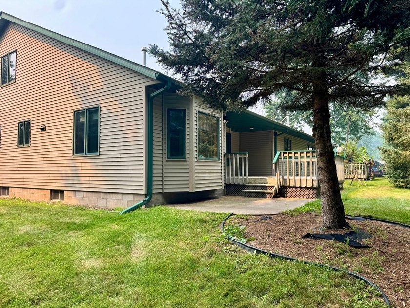 Welcome to your Northwoods retreat, perfectly positioned in the - photo 5