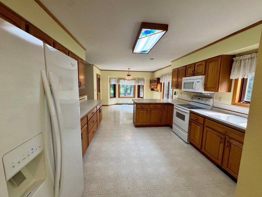 Welcome to your Northwoods retreat, perfectly positioned in the - photo 8