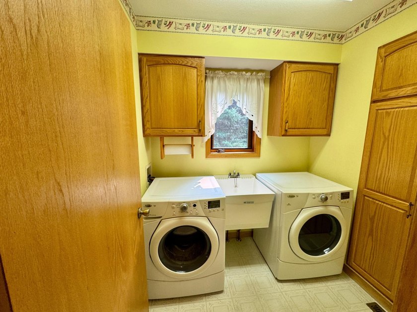 Welcome to your Northwoods retreat, perfectly positioned in the - photo 10