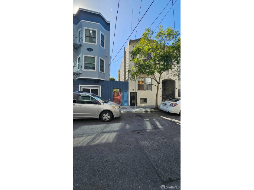 Located between Mission &amp; Valencia Sts. Duplex in the front and - photo 3