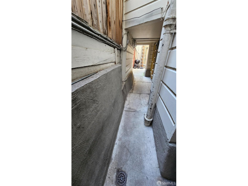 Located between Mission &amp; Valencia Sts. Duplex in the front and - photo 6