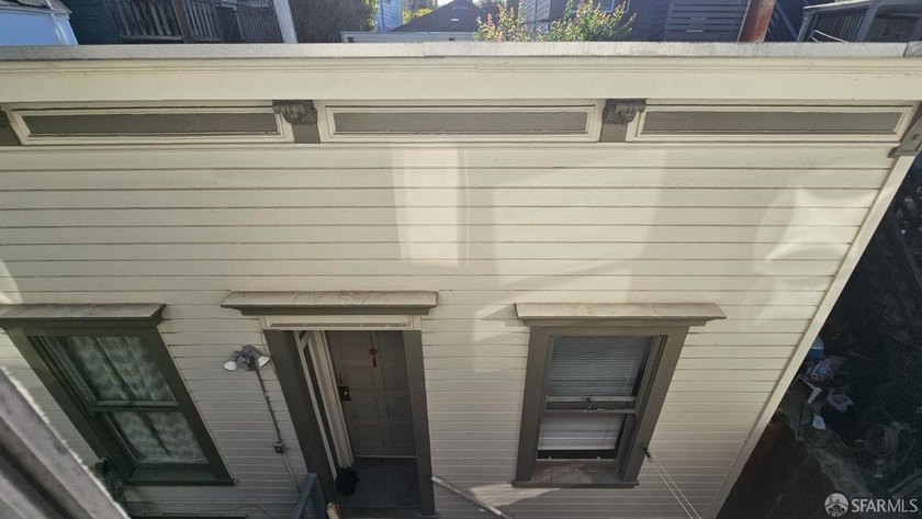 Located between Mission &amp; Valencia Sts. Duplex in the front and - photo 10