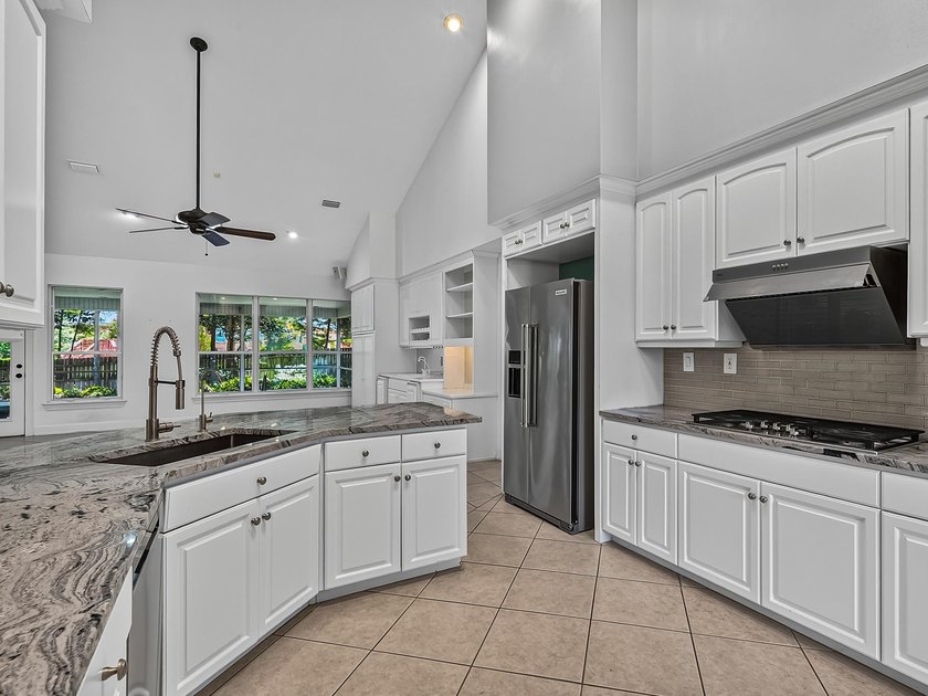 NEW ROOF with acceptable offer! Custom All-Brick Pool Home in - photo 12