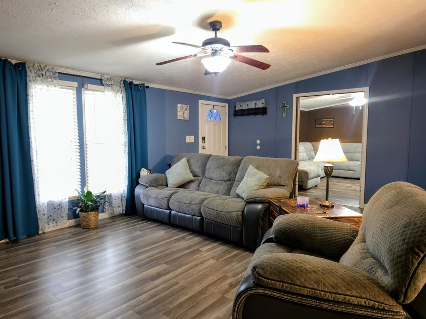 Enjoy the peace and privacy of country living in this - photo 5