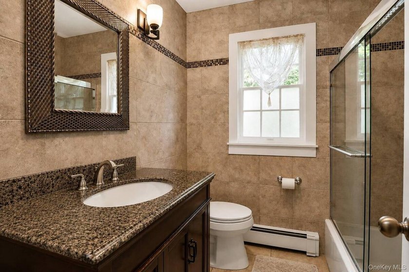 Welcome home to this beautifully maintained Colonial, perfectly - photo 19