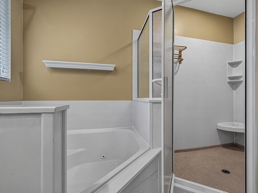 NEW ROOF with acceptable offer! Custom All-Brick Pool Home in - photo 26