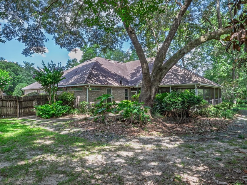 NEW ROOF with acceptable offer! Custom All-Brick Pool Home in - photo 39