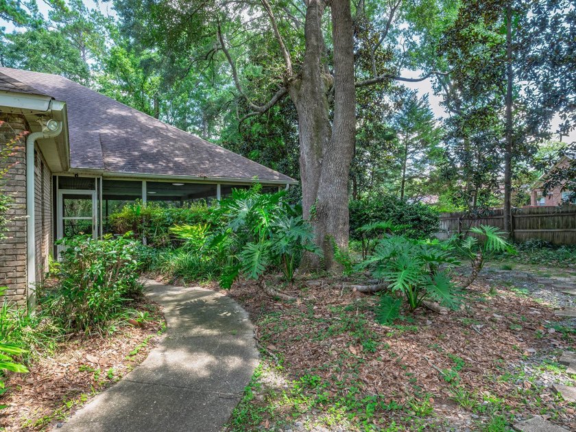 NEW ROOF with acceptable offer! Custom All-Brick Pool Home in - photo 40