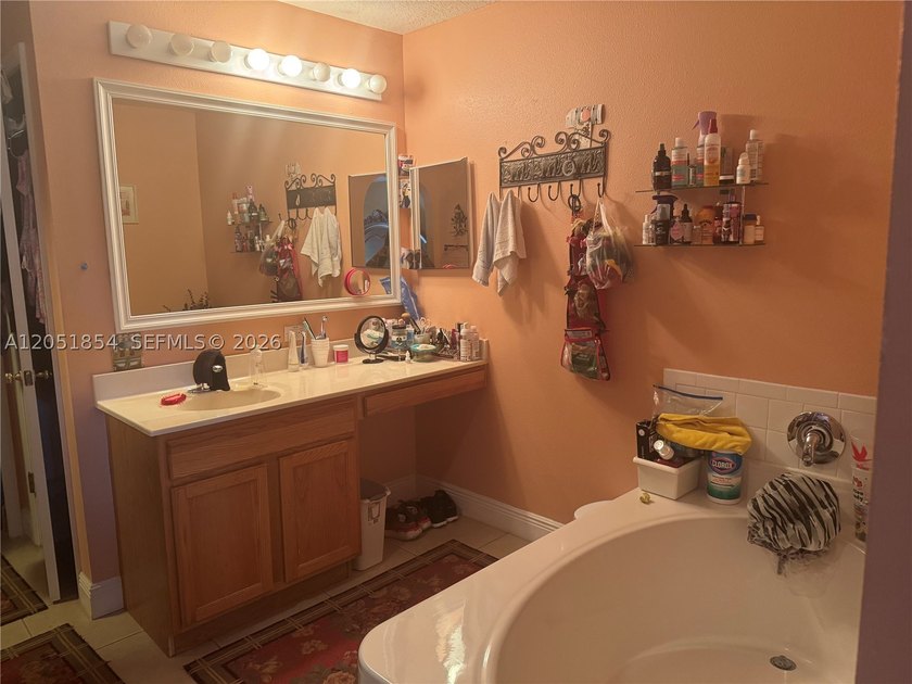 Spacious 4BR/3BA home in the desirable Floresta Pointe community - photo 14