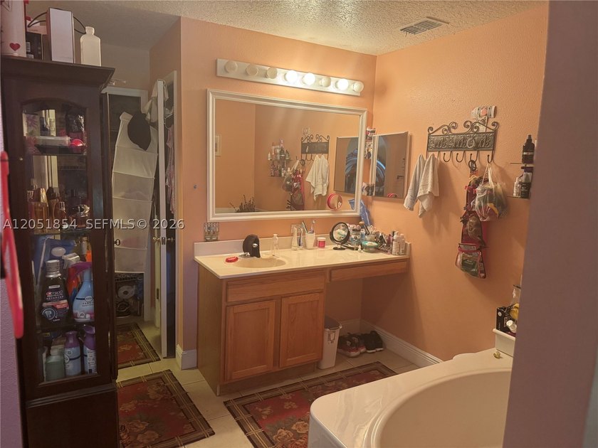 Spacious 4BR/3BA home in the desirable Floresta Pointe community - photo 18