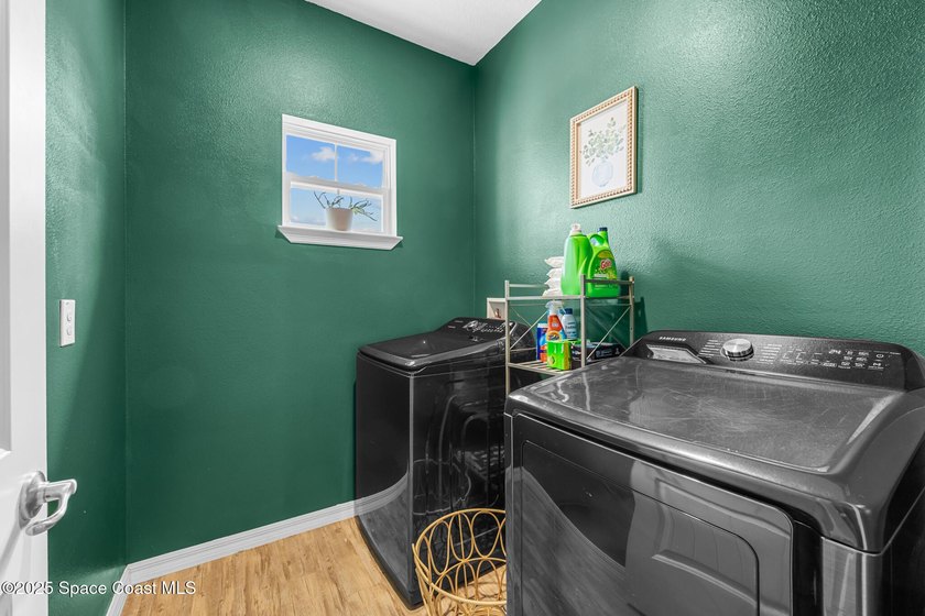 Welcome to this beautifully designed 4-bedroom, 2-bathroom home - photo 31