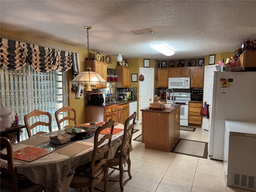Spacious 4BR/3BA home in the desirable Floresta Pointe community - photo 43