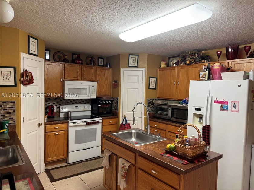 Spacious 4BR/3BA home in the desirable Floresta Pointe community - photo 44