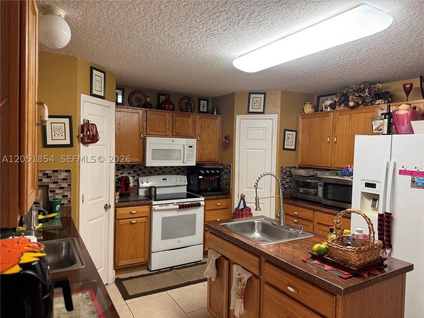 Spacious 4BR/3BA home in the desirable Floresta Pointe community - photo 45